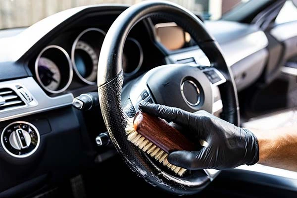 Cleaning the car steering wheel