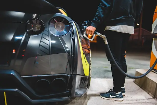 Man-pumping-gas-into-a-car