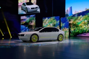 source-bmwgroup.com-BMW-i-Vision-Dee-in-Las-Vegas