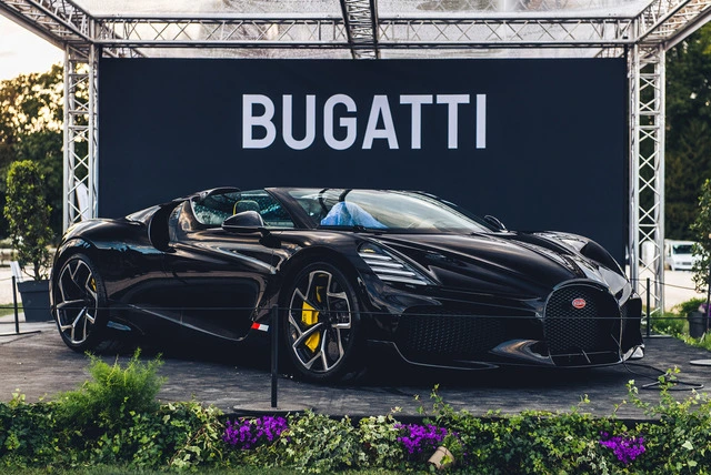 supercar-Bugatti-La-Voiture-Noire