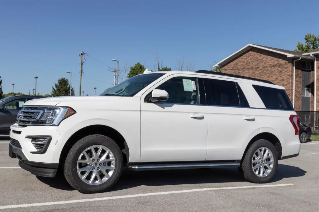 A white Ford Expedition car