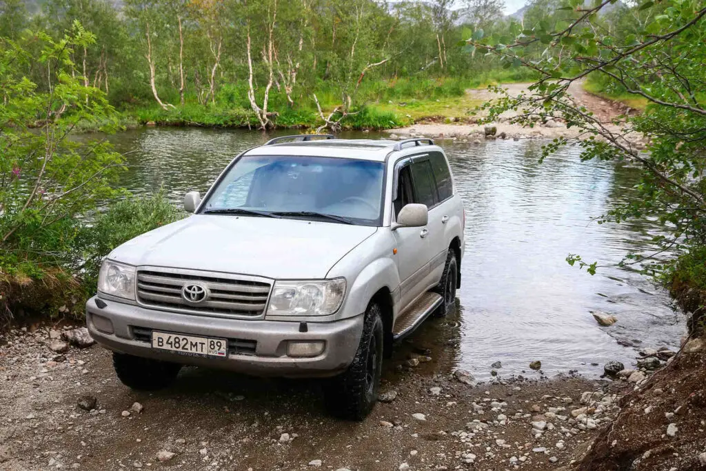 Toyota Land Cruiser J100 in mud car