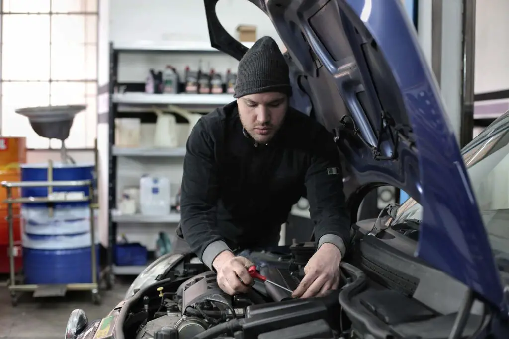 A mechanic fixing the car