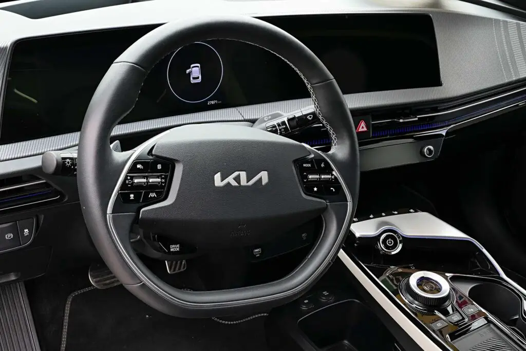 Driving wheel and gauge in a Kia