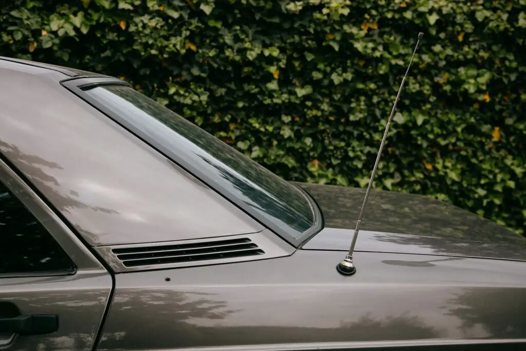 Antenna on the back of a gray car
