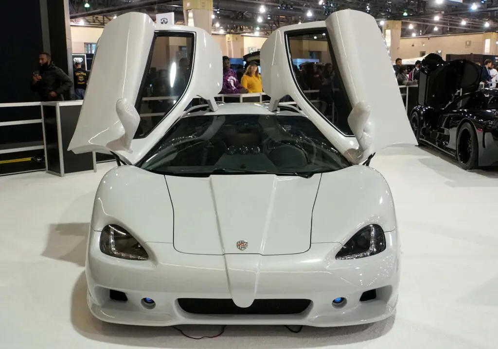  A side view of a white SSC Ultimate Aero supercar with falcon doors